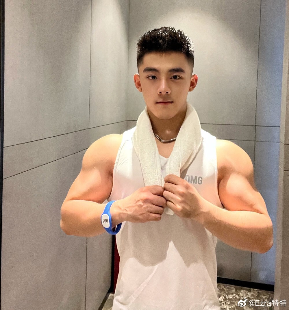 盛世美颜颜值一流的肌肉小哥哥健身帅哥Ezra特特