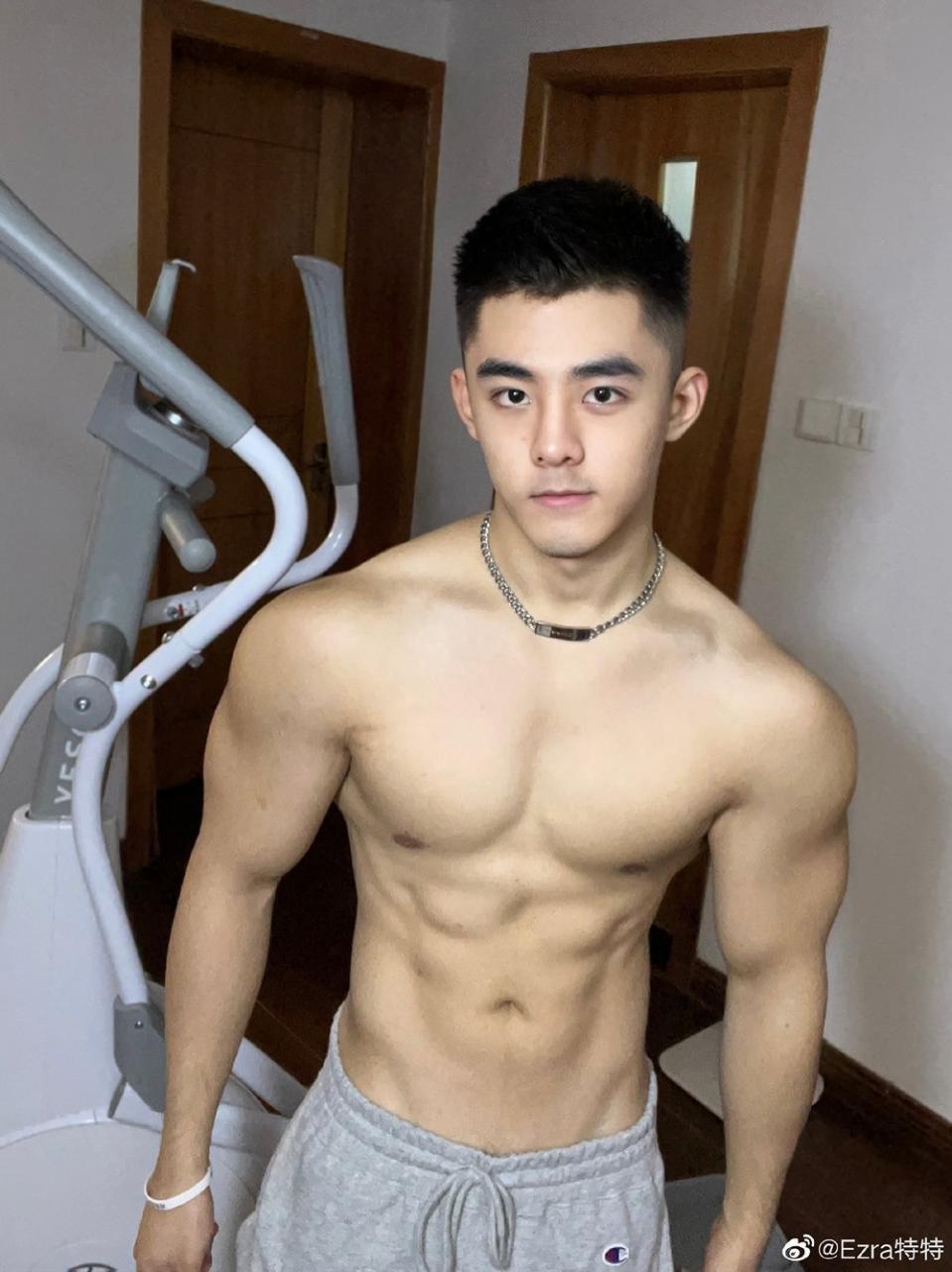 盛世美颜颜值一流的肌肉小哥哥健身帅哥Ezra特特
