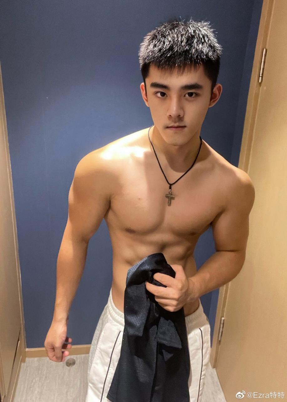 盛世美颜颜值一流的肌肉小哥哥健身帅哥Ezra特特