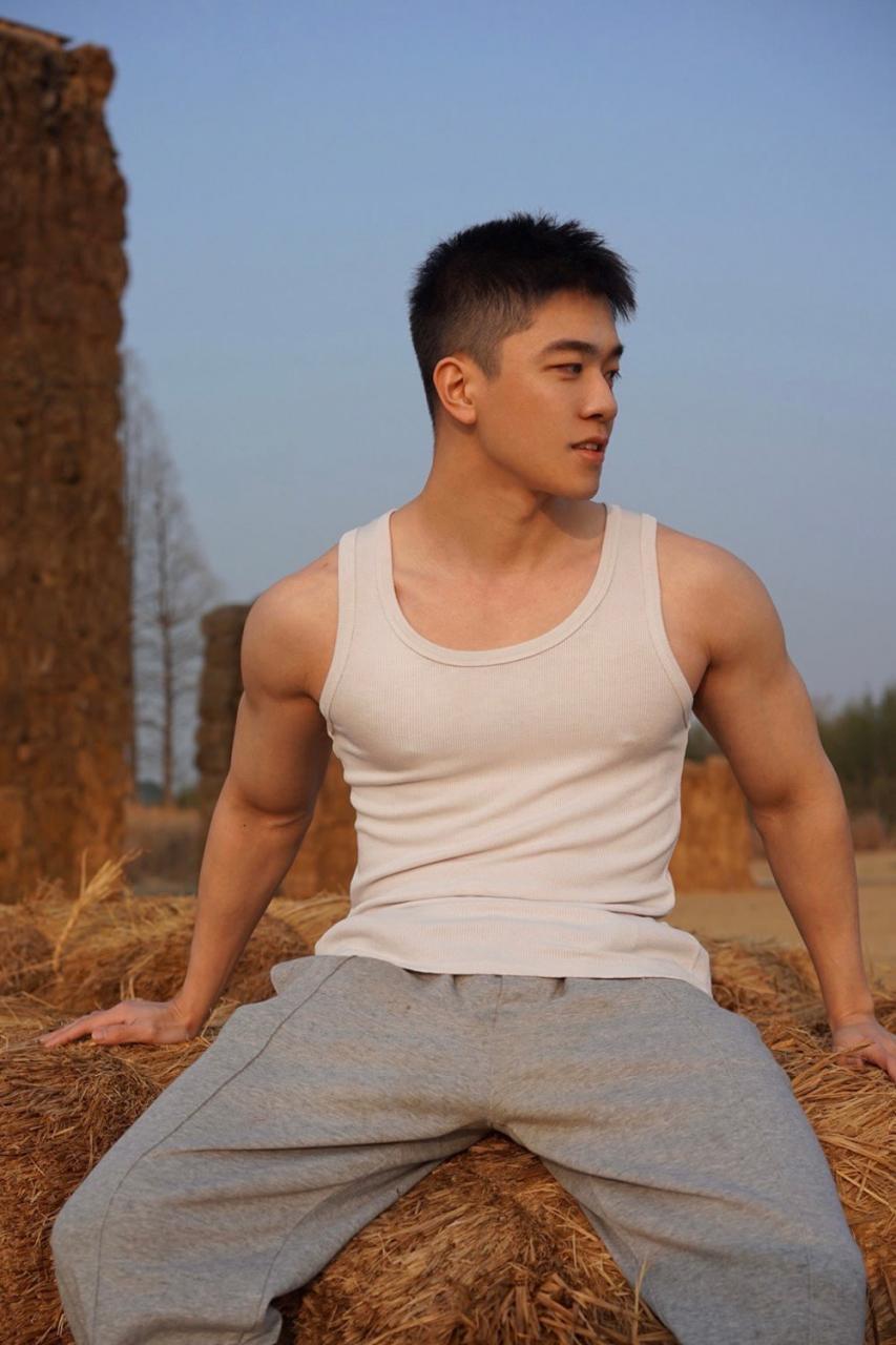 英俊帅气小伙 肌肉小哥哥 健身帅哥WANYUKIN