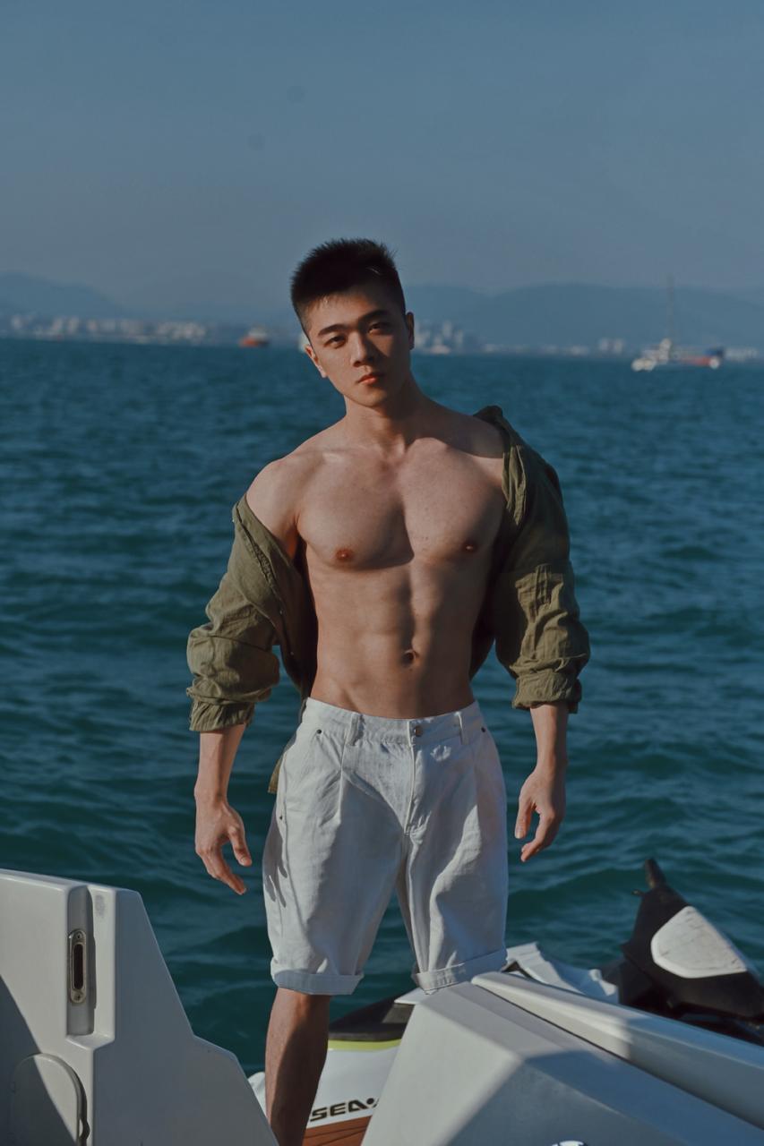 英俊帅气小伙 肌肉小哥哥 健身帅哥WANYUKIN