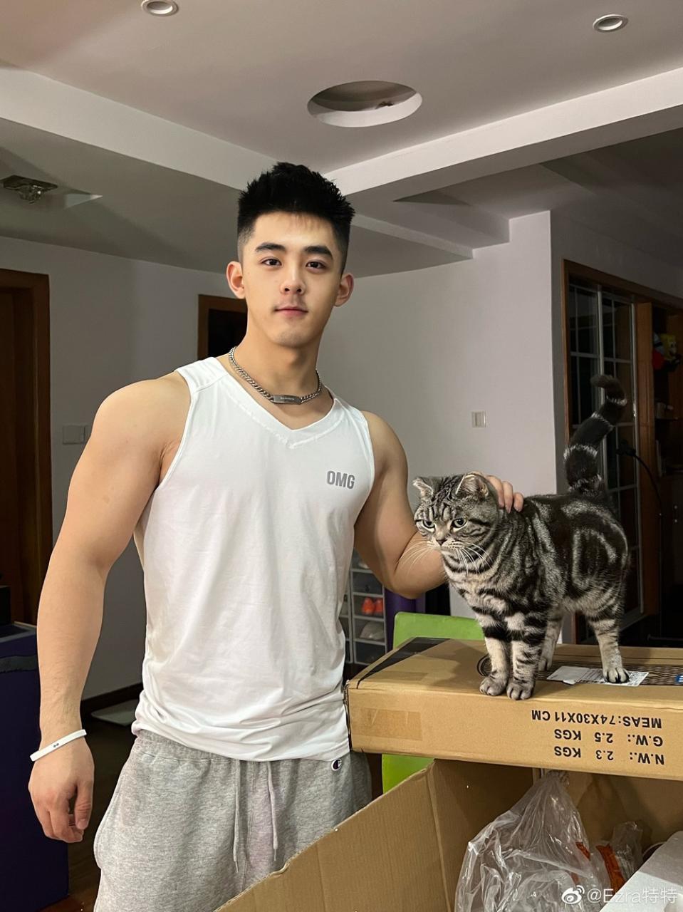 盛世美颜颜值一流的肌肉小哥哥健身帅哥Ezra特特