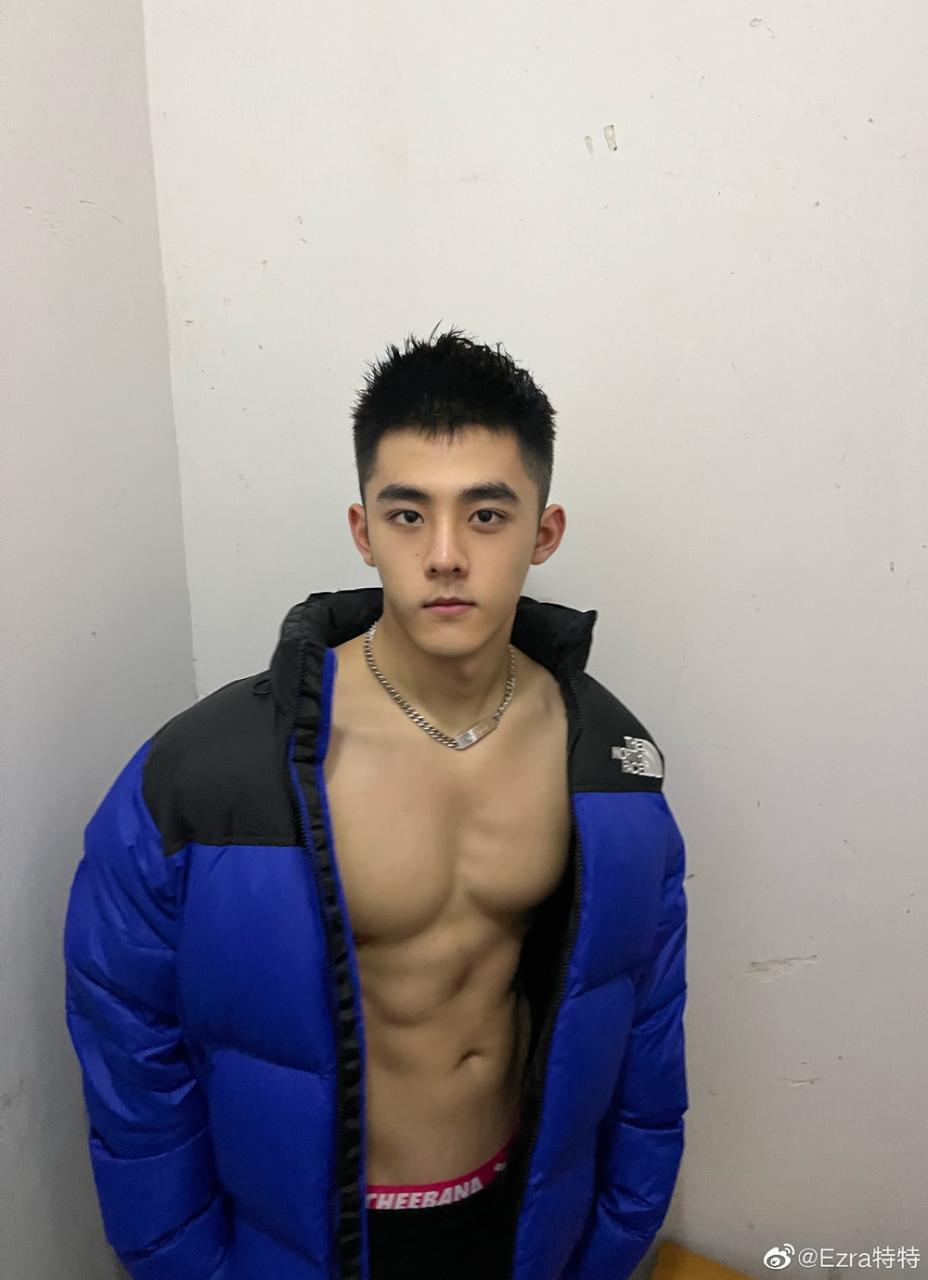 盛世美颜颜值一流的肌肉小哥哥健身帅哥Ezra特特