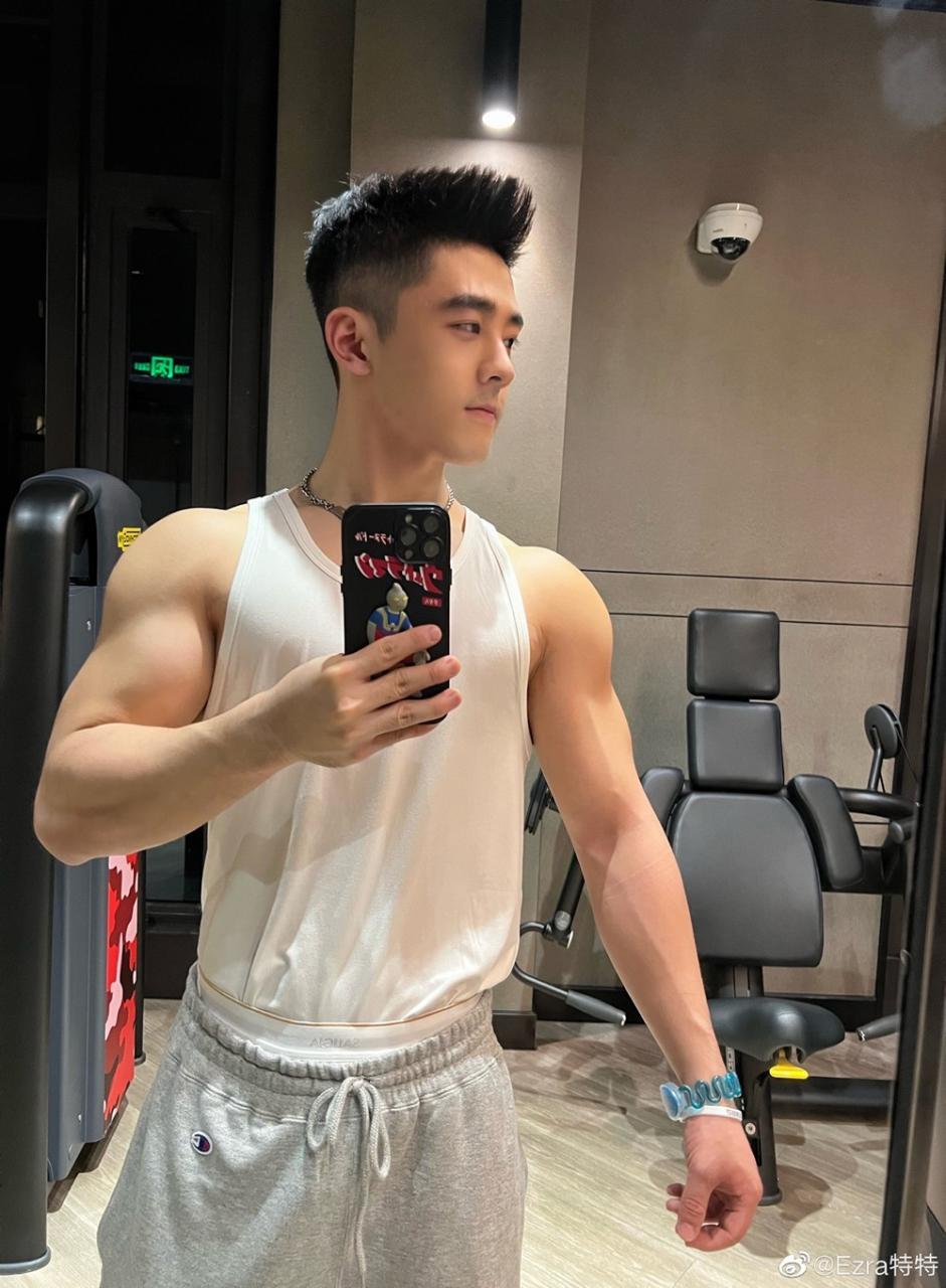 盛世美颜颜值一流的肌肉小哥哥健身帅哥Ezra特特