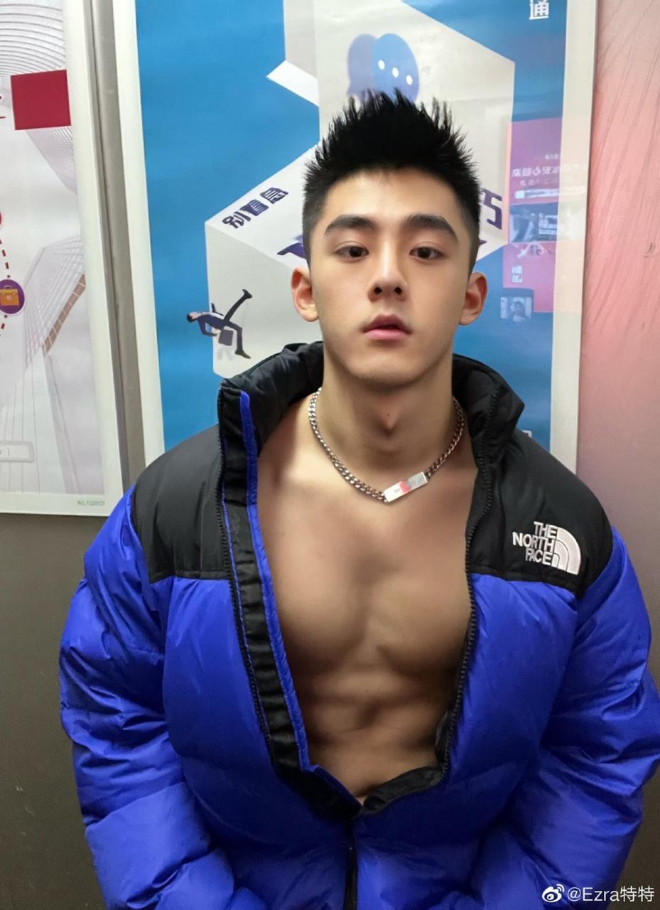 盛世美颜颜值一流的肌肉小哥哥健身帅哥Ezra特特