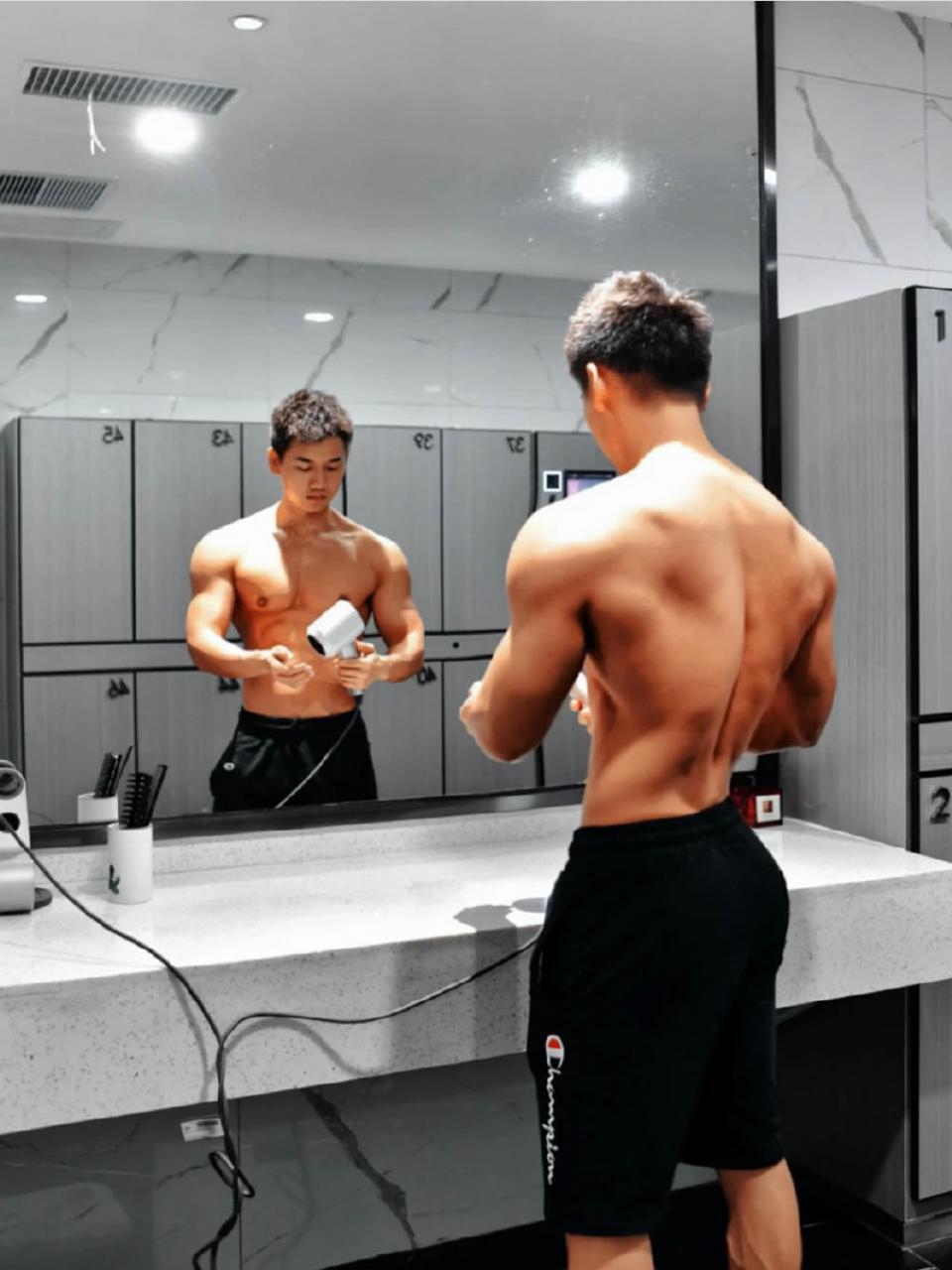 广东深圳健身教练肌肉帅哥小章章zz