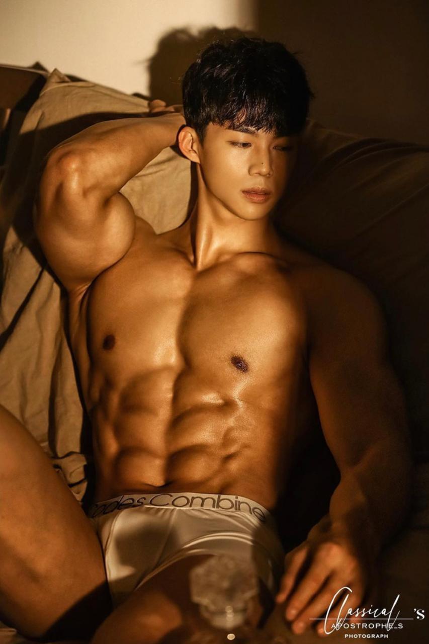 韩国健身肌肉帅哥 古典型健身模特小哥