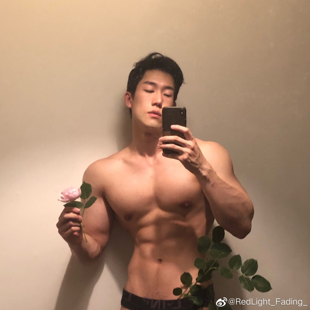 国产肌肉健身帅哥@RedLight_Fading_自拍照-大壹博客