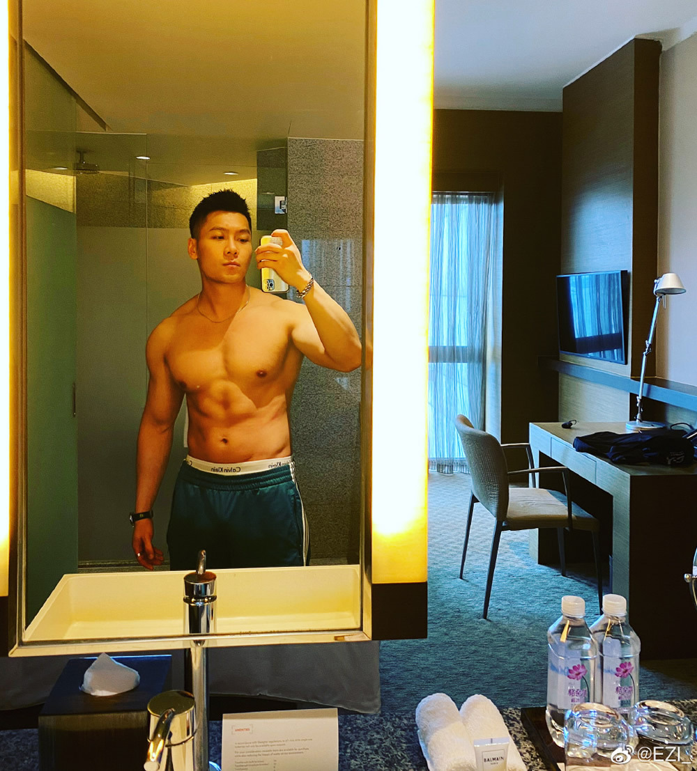 国产健身帅哥肌肉网红名媛男模EZI_