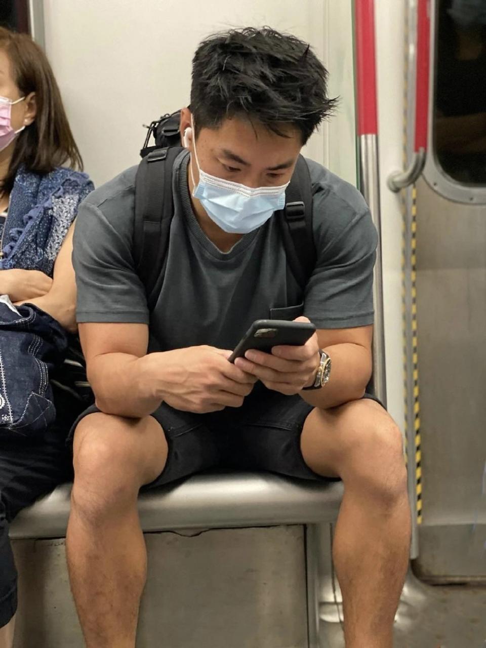 坐地铁被偷拍的香港街头健身肌肉帅哥姜庭峰
