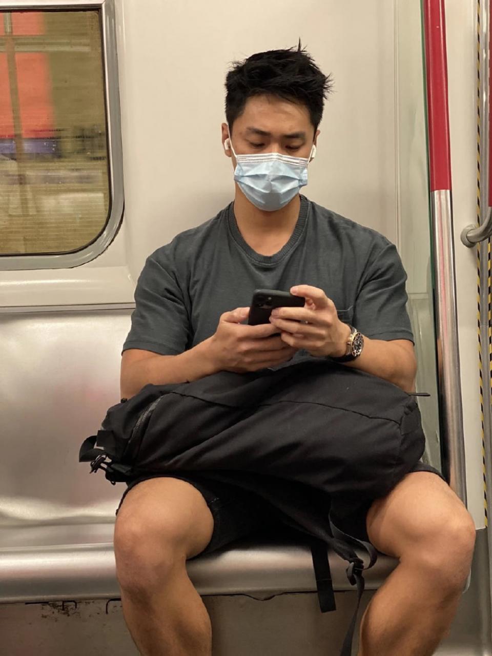 坐地铁被偷拍的香港街头健身肌肉帅哥姜庭峰