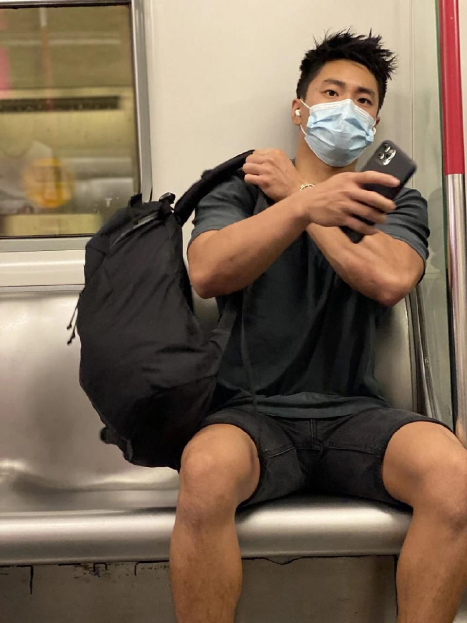 坐地铁被偷拍的香港街头健身肌肉帅哥姜庭峰