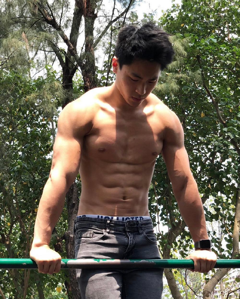 坐地铁被偷拍的香港街头健身肌肉帅哥姜庭峰