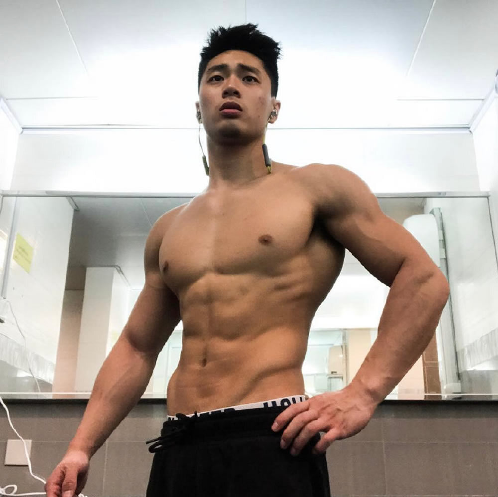 坐地铁被偷拍的香港街头健身肌肉帅哥姜庭峰