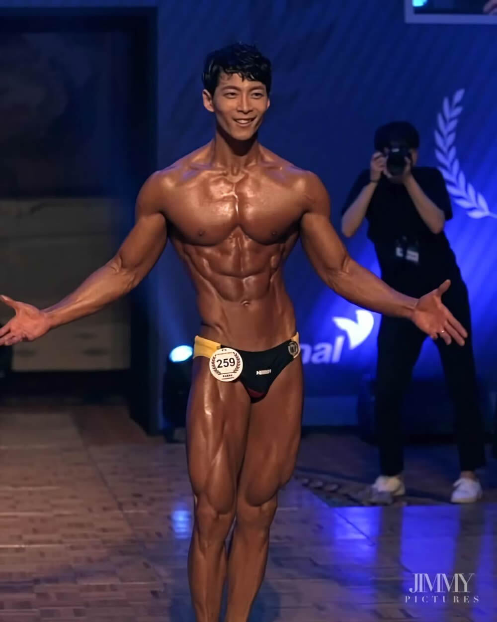 韩国健美运动员金广浩比赛秀肌肉
