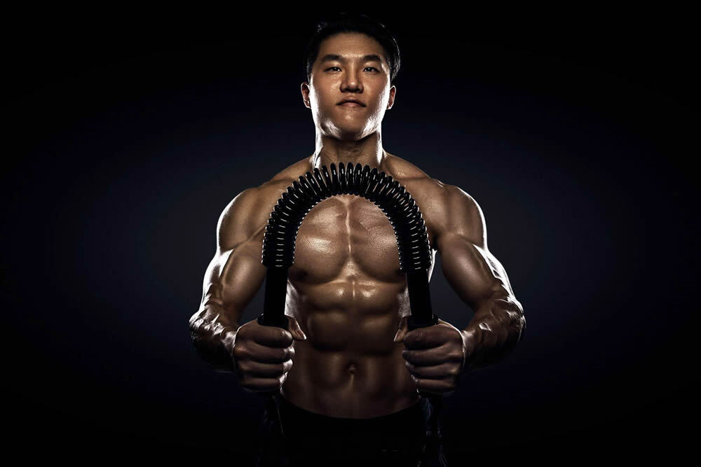 一组肌肉男拍摄的体育广告