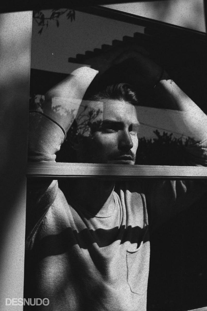 Desnudo Magazine杂志大片Lucas Bloms出镜