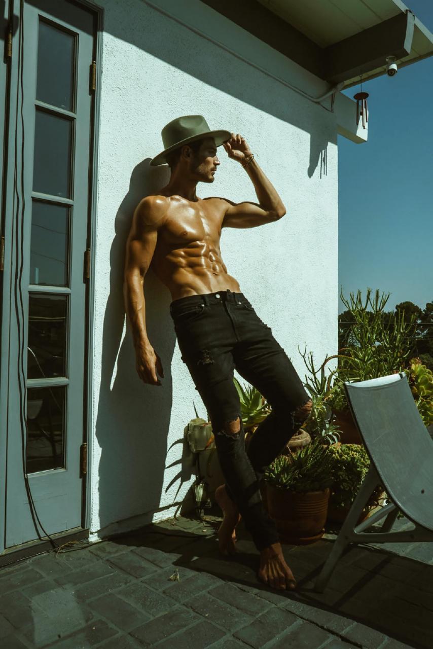Desnudo Magazine杂志大片Lucas Bloms出镜