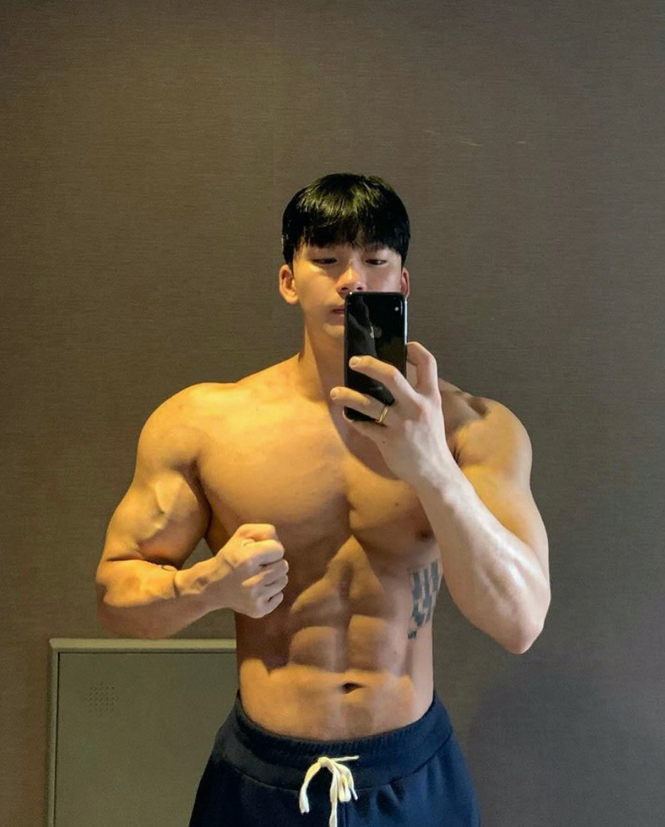 韩国健美运动员壮男孩健身男模帅哥