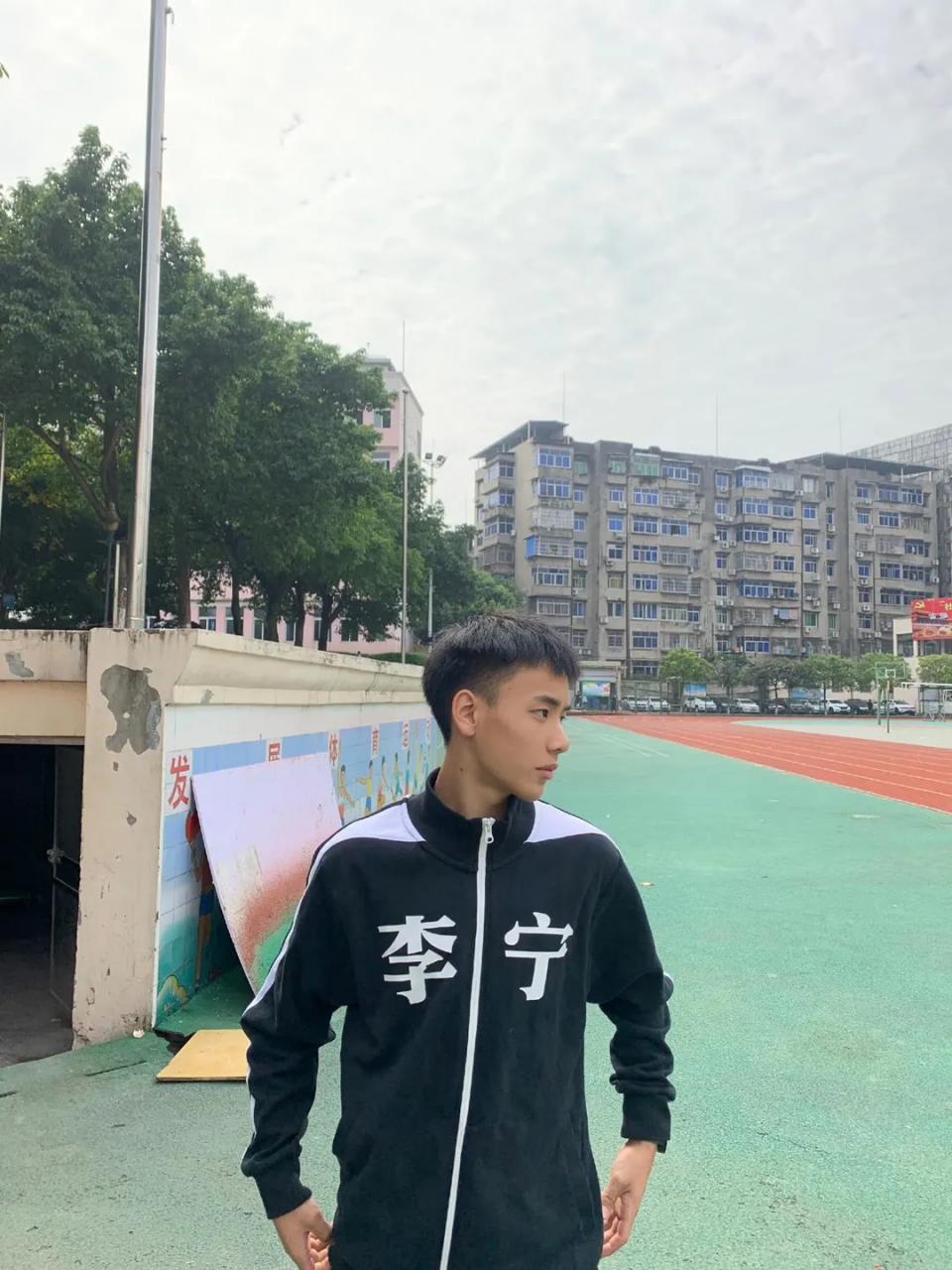 03年的田径体育生薄肌帅哥 精壮的肌肉令人羡慕