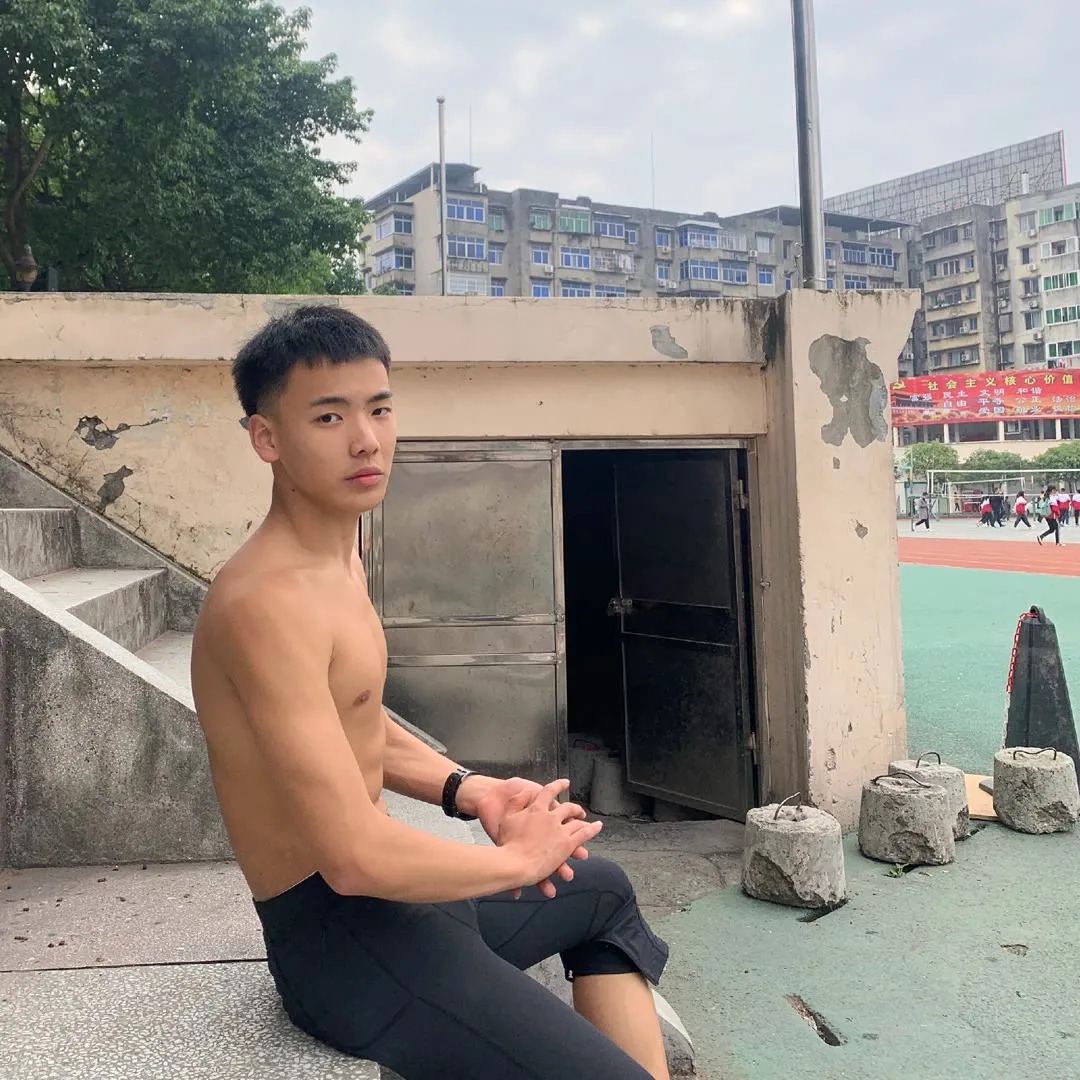03年的田径体育生薄肌帅哥 精壮的肌肉令人羡慕