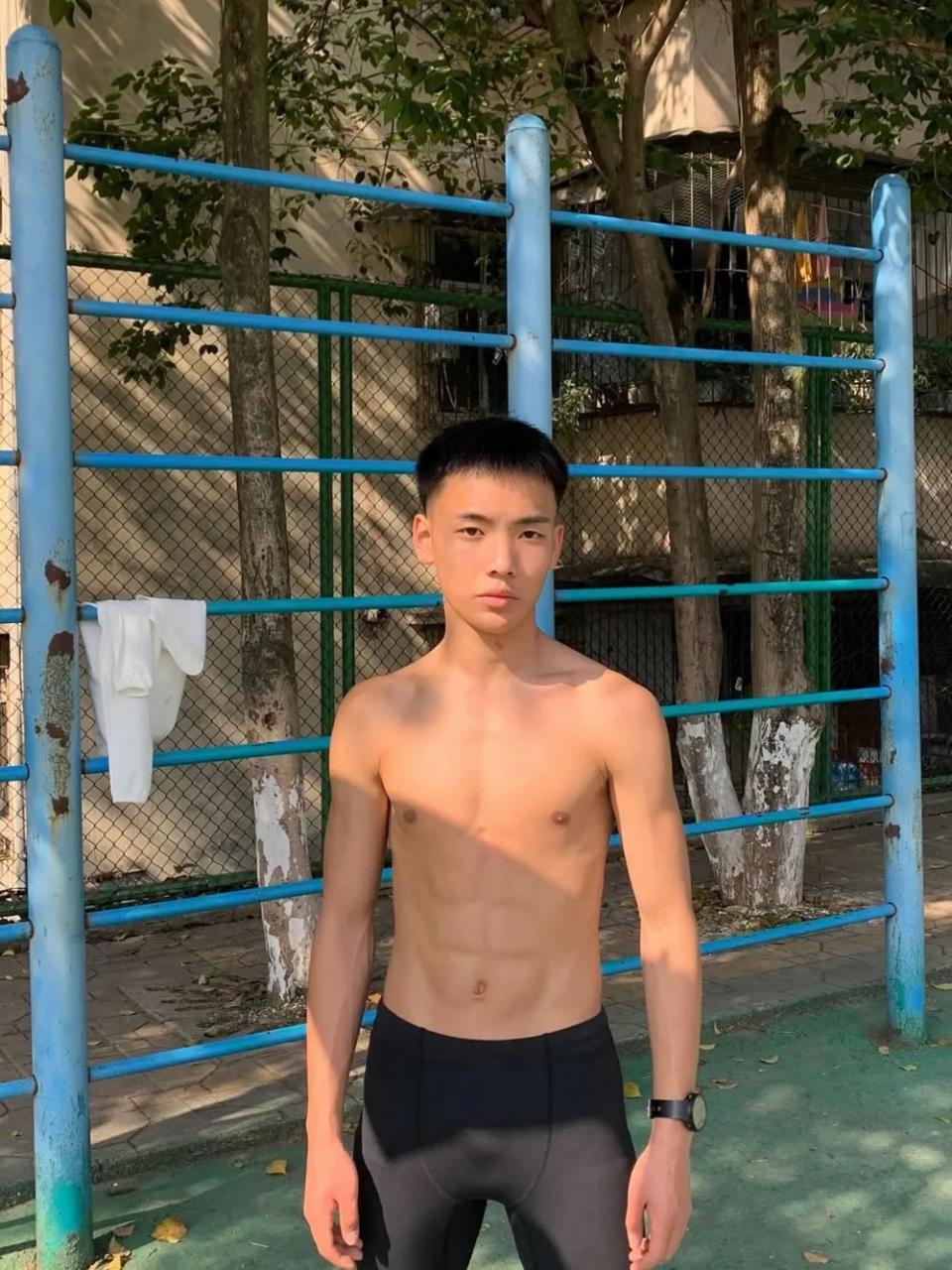 03年的田径体育生薄肌帅哥 精壮的肌肉令人羡慕
