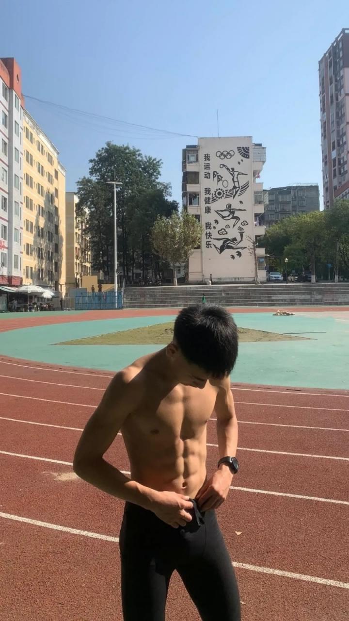 03年的田径体育生薄肌帅哥 精壮的肌肉令人羡慕