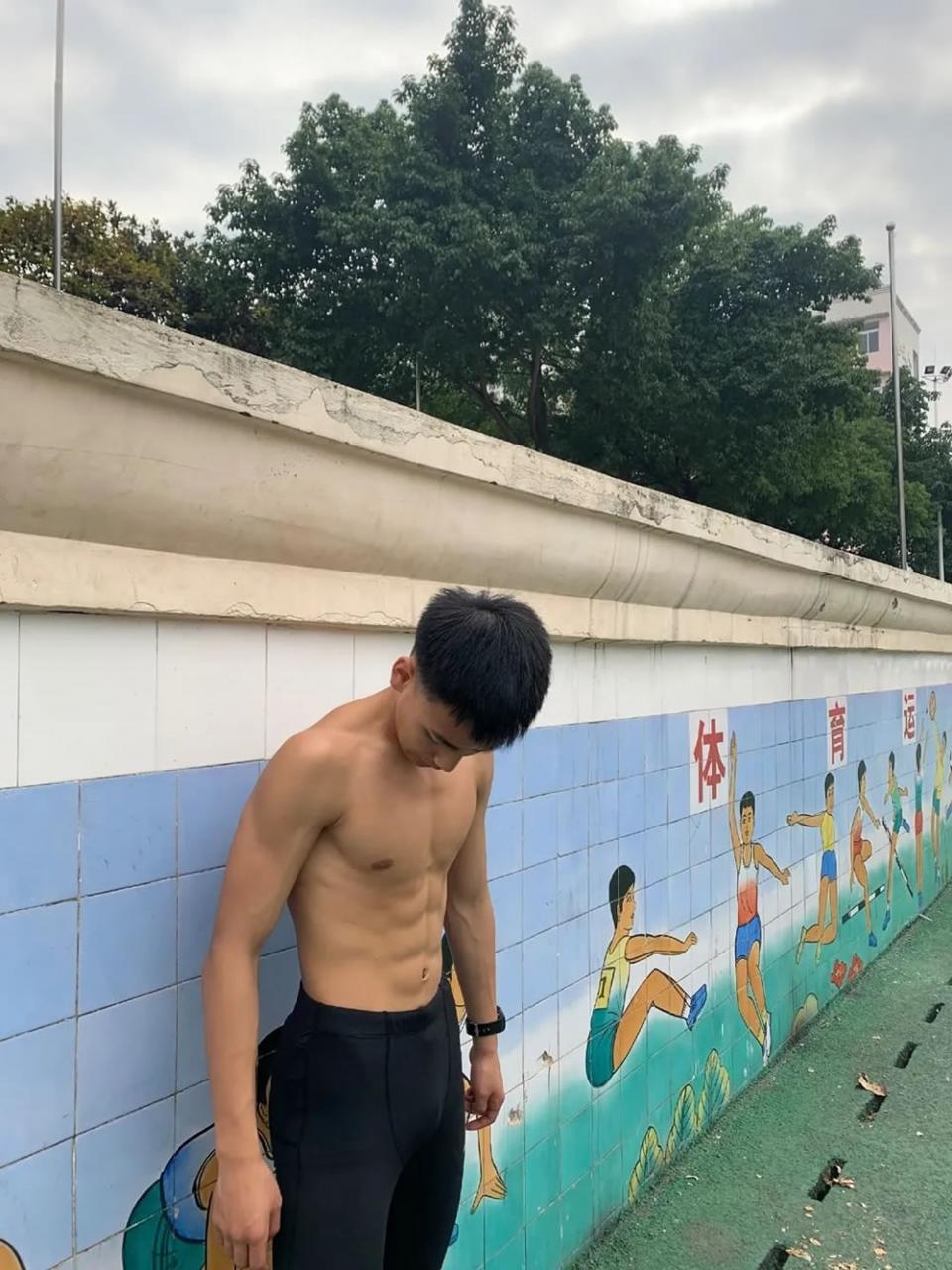 03年的田径体育生薄肌帅哥 精壮的肌肉令人羡慕