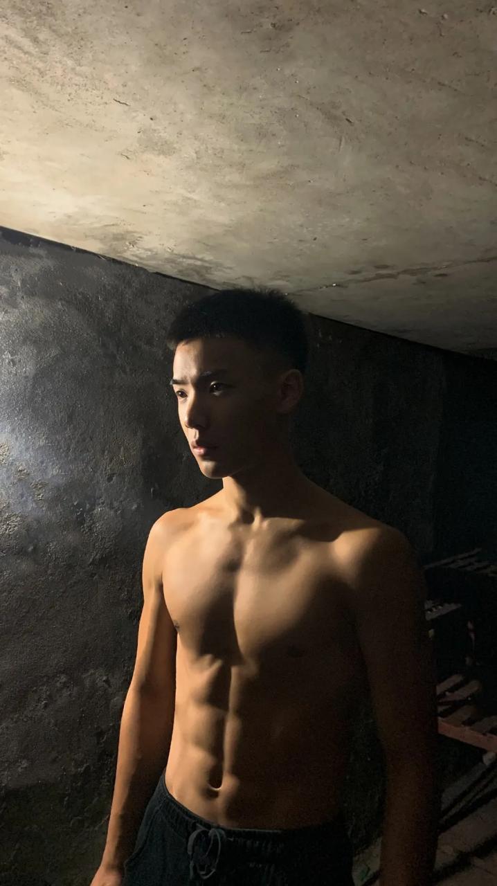 03年的田径体育生薄肌帅哥 精壮的肌肉令人羡慕