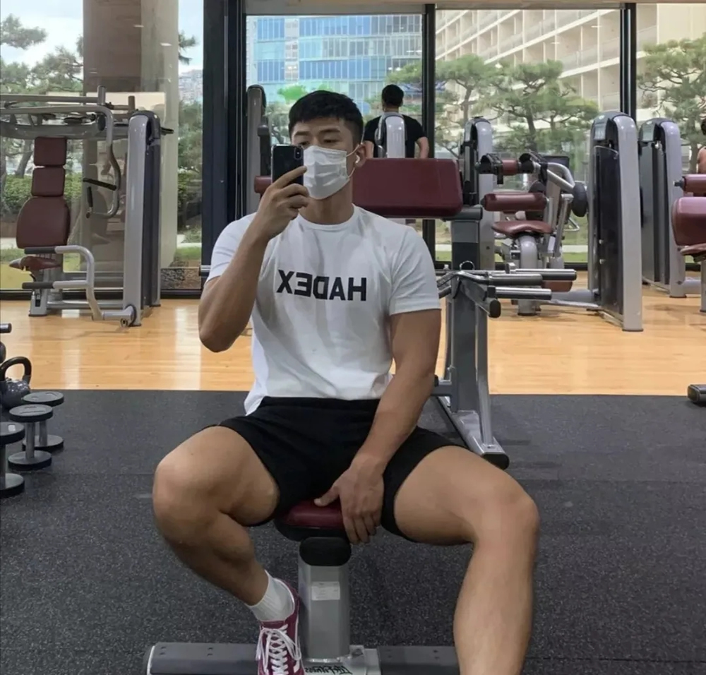 身高186cm的大长腿高颜值国产肌肉帅哥男模