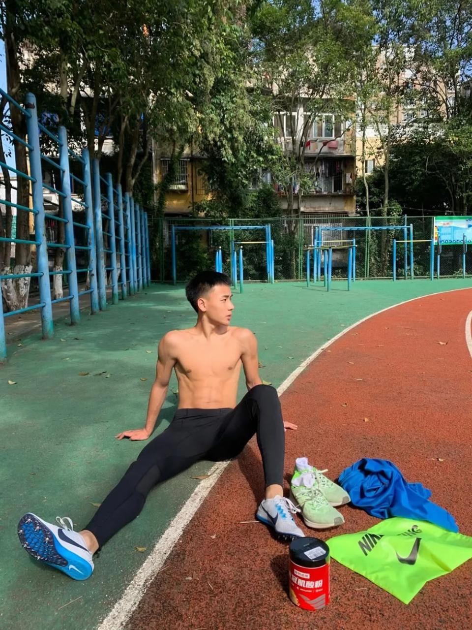 03年的田径体育生薄肌帅哥 精壮的肌肉令人羡慕