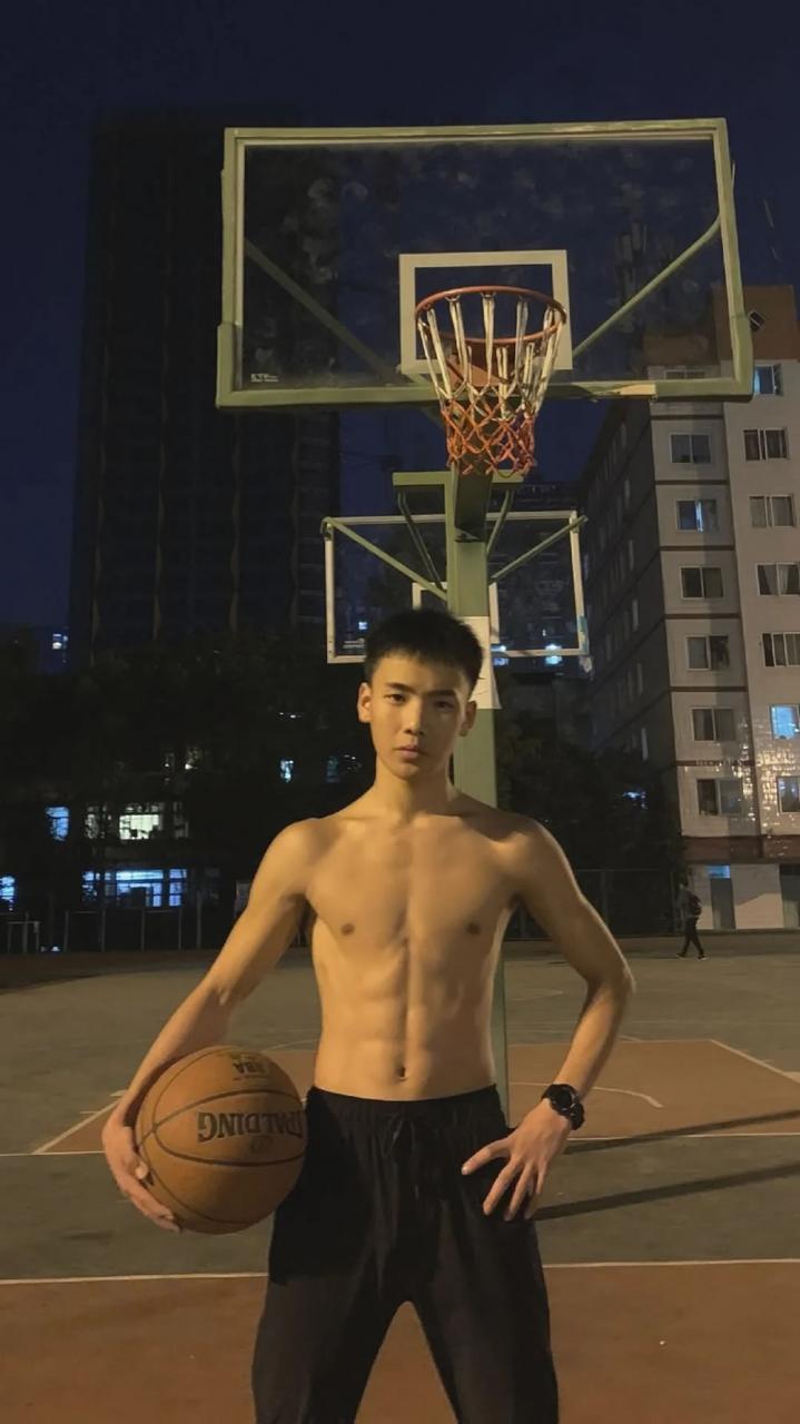 03年的田径体育生薄肌帅哥 精壮的肌肉令人羡慕