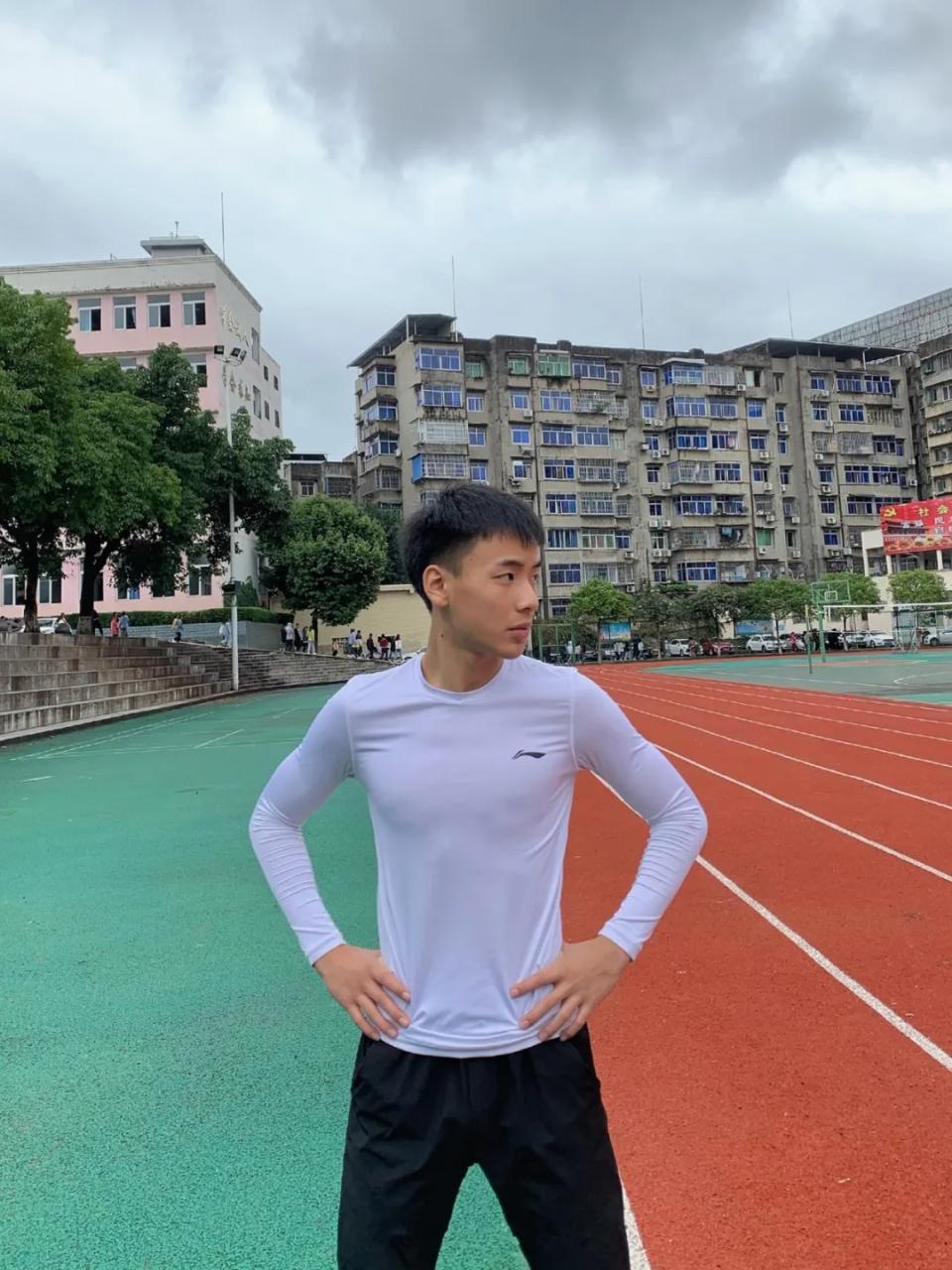 03年的田径体育生薄肌帅哥 精壮的肌肉令人羡慕