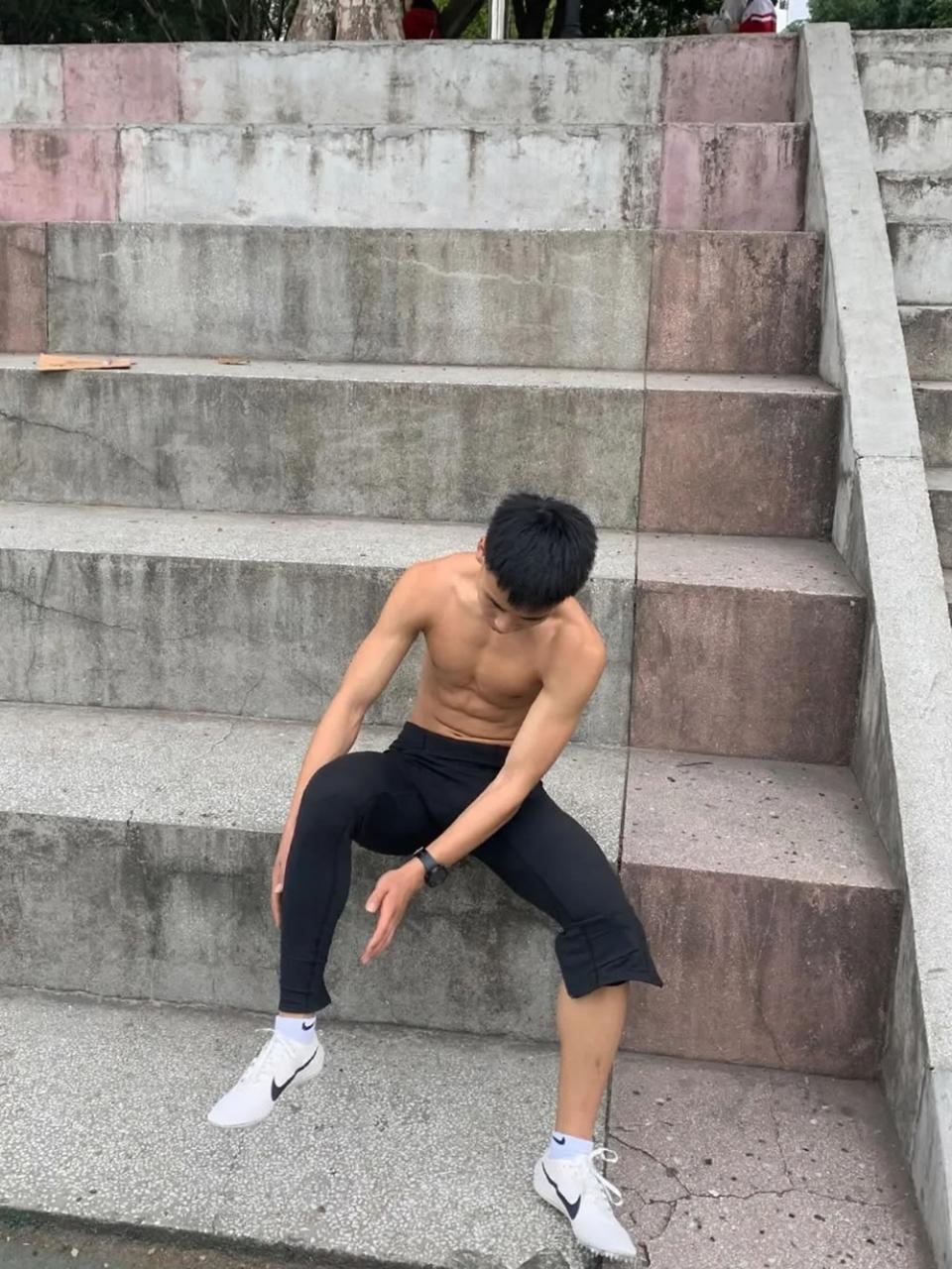 03年的田径体育生薄肌帅哥 精壮的肌肉令人羡慕
