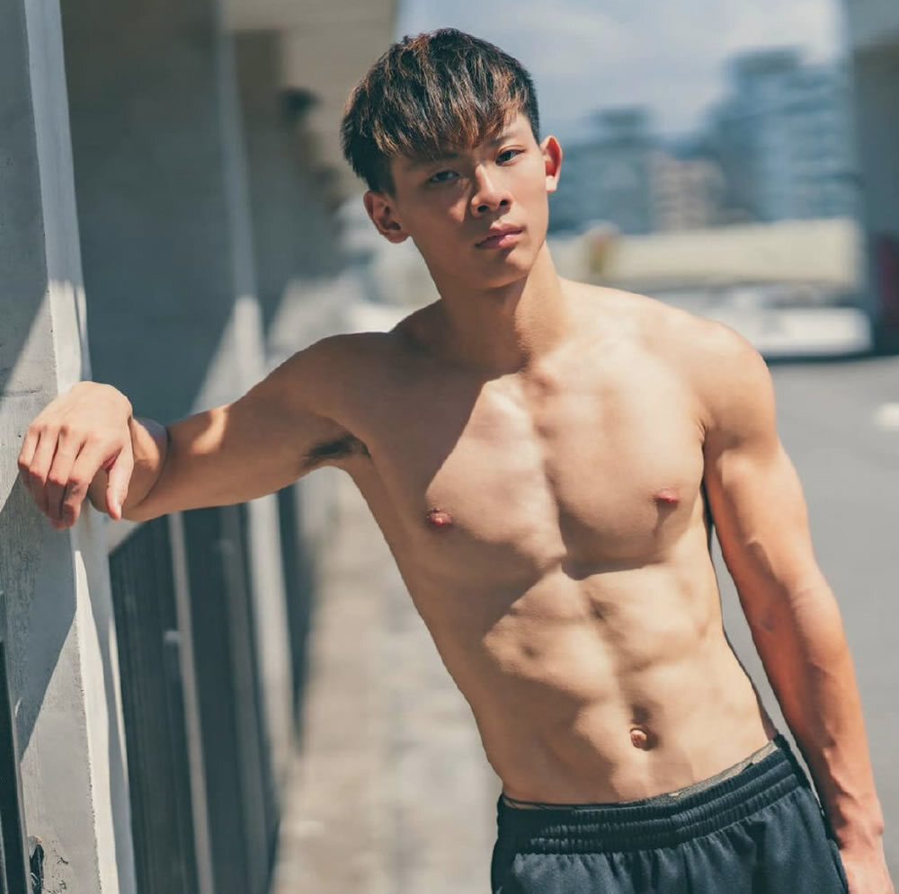 中国台湾大学生薄肌肌肉模特陈鸿宇
