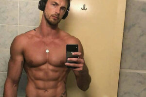 美国男模肌肉帅哥Christian Hogue健身房自拍照-大壹博客