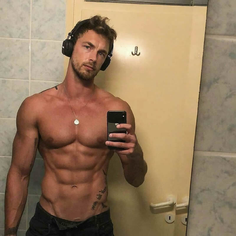美国男模肌肉帅哥Christian Hogue健身房自拍照-大壹博客