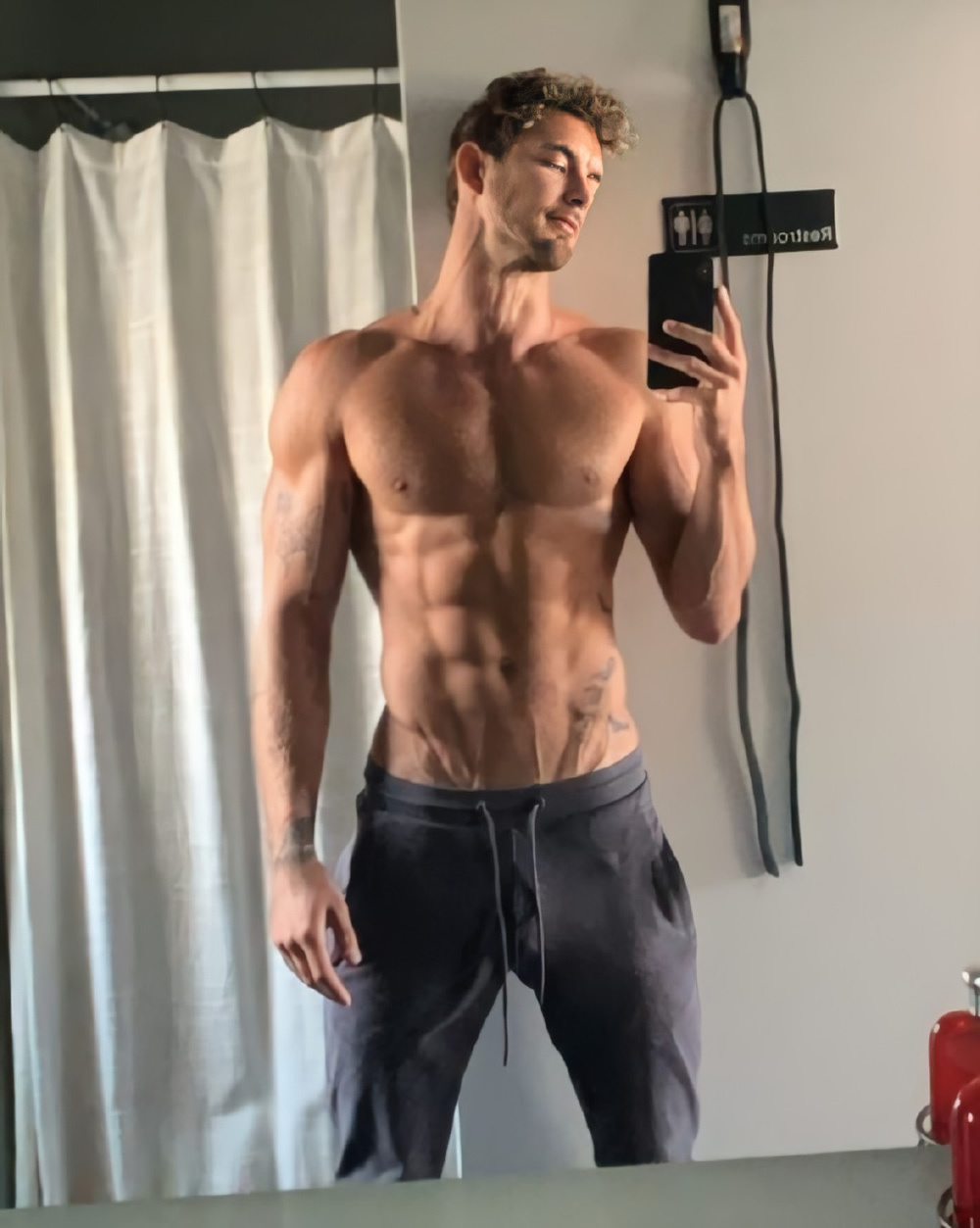 美国男模肌肉帅哥Christian Hogue健身房自拍照