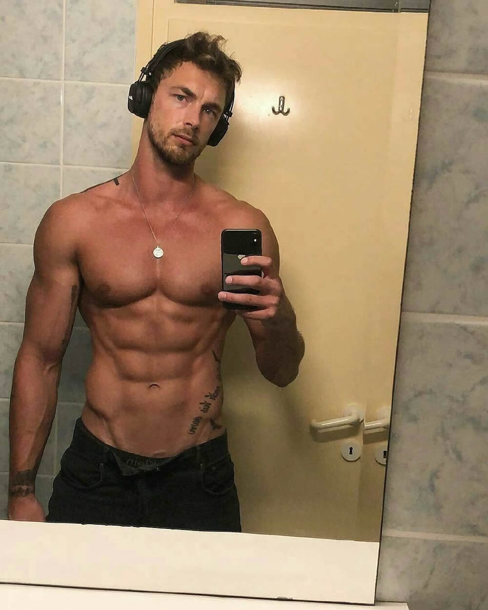 美国男模肌肉帅哥Christian Hogue健身房自拍照