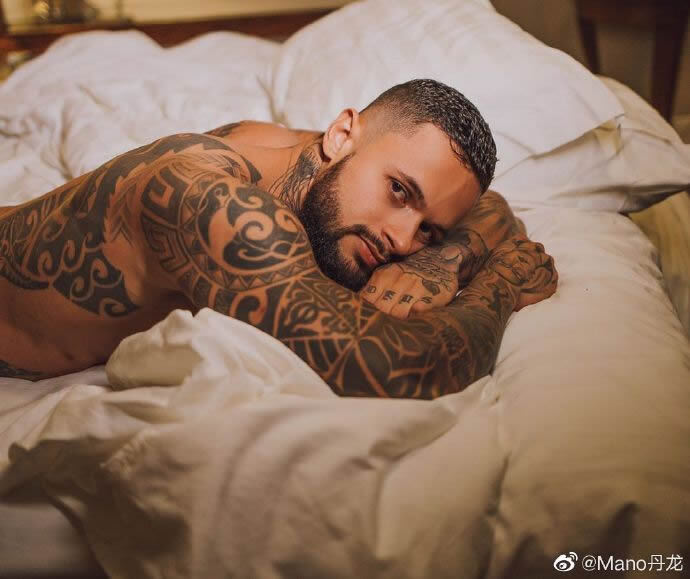 巴西肌肉纹身胡子男模Junior Oliveira