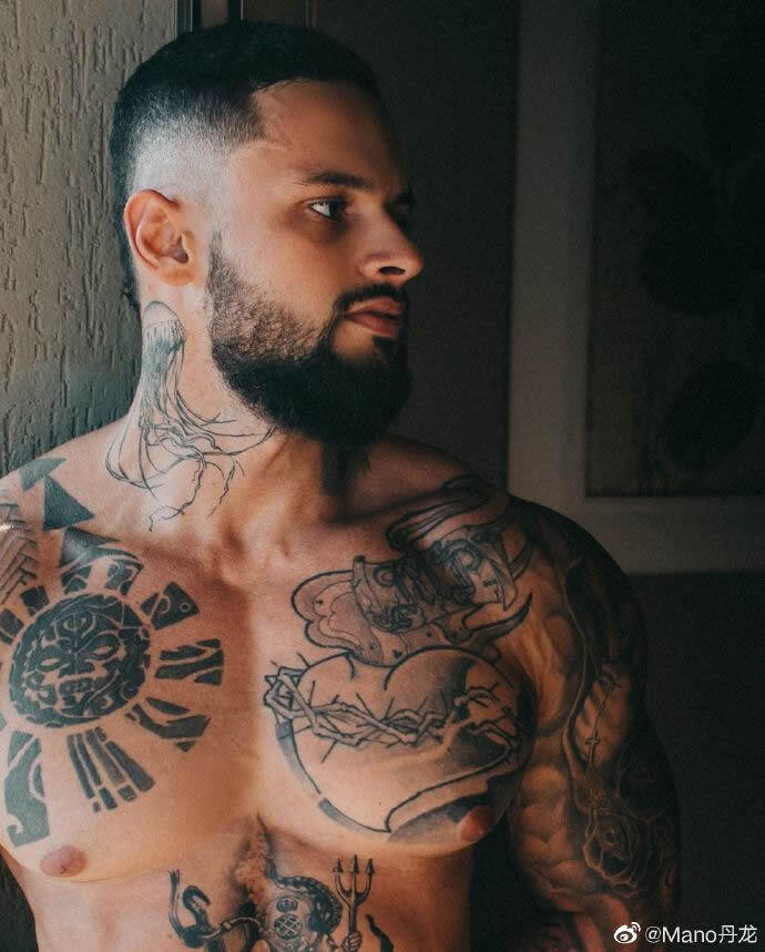 巴西肌肉纹身胡子男模Junior Oliveira