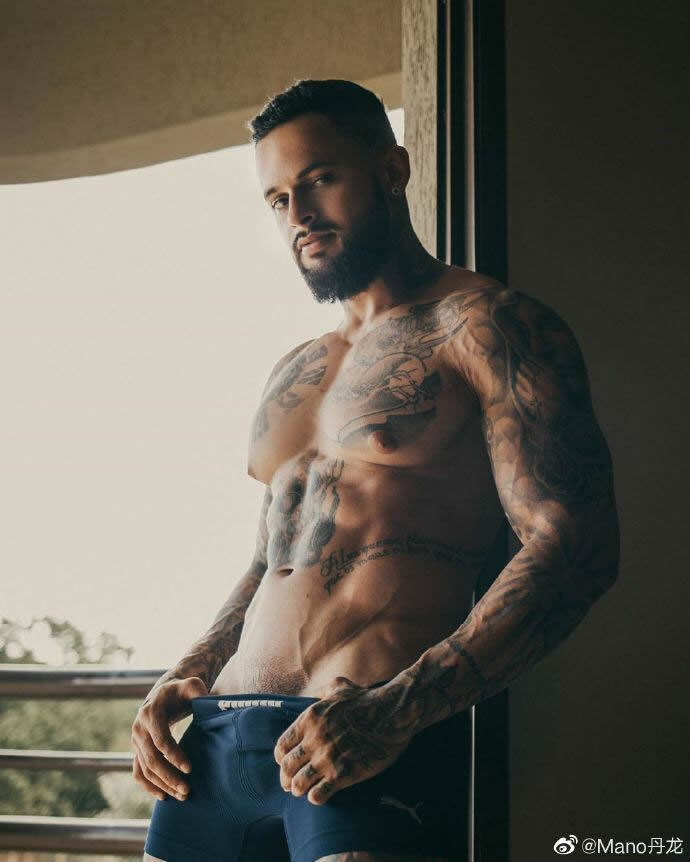 巴西肌肉纹身胡子男模Junior Oliveira