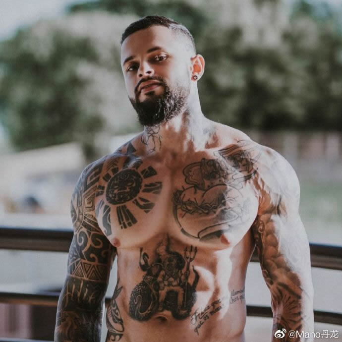 巴西肌肉纹身胡子男模Junior Oliveira