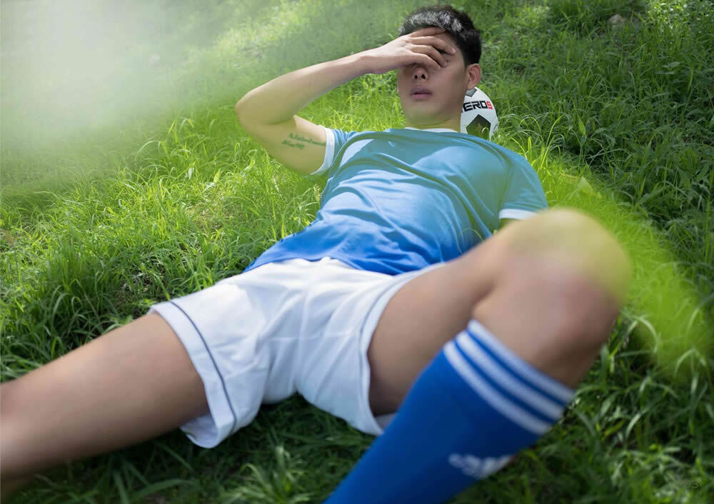 足球场上的短发小哥哥肌肉体育生写真