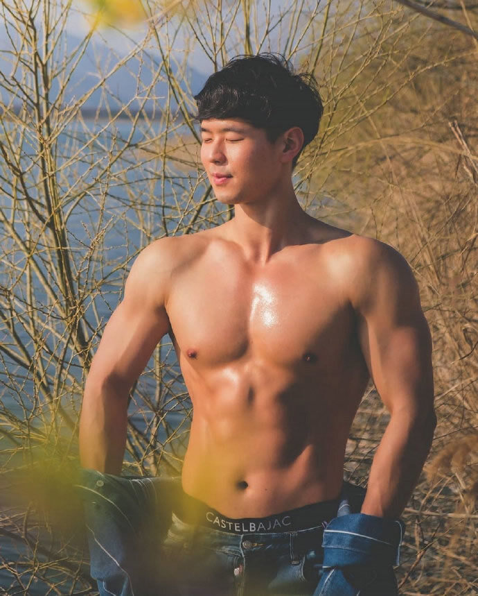 韩国健身帅哥 健身房的帅气韩国帅哥
