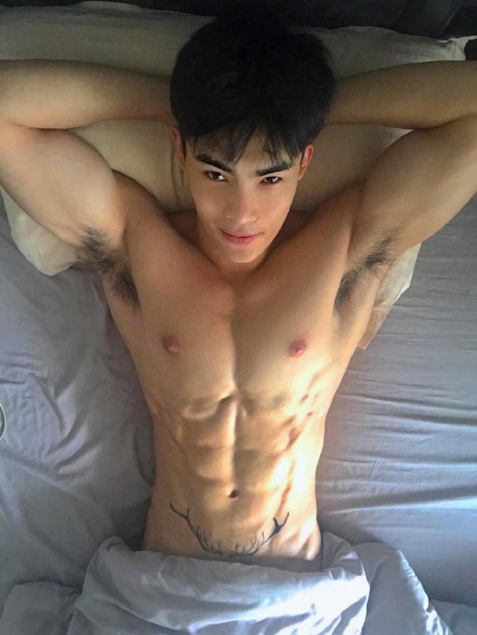 泰国男模兼演员Sun Chayanut肌肉写真