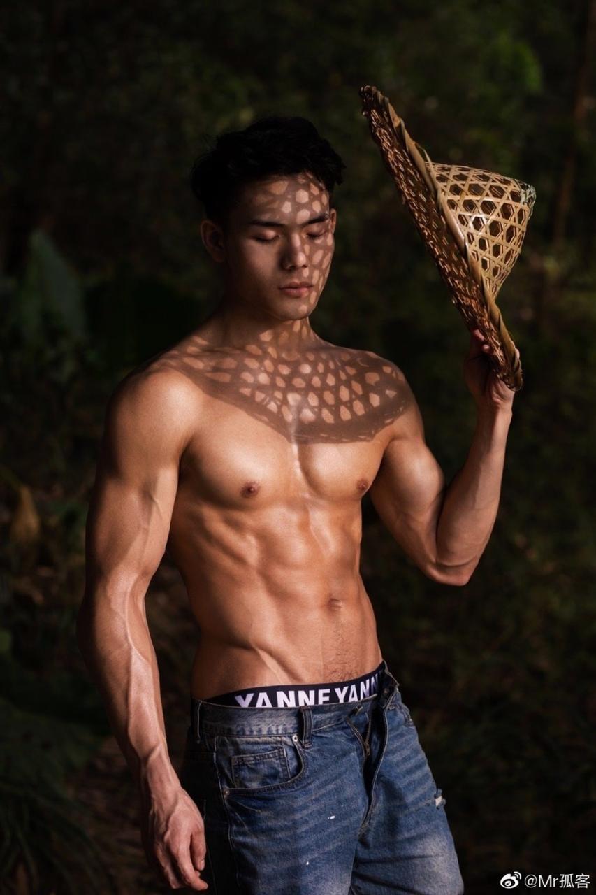 中国肌肉男模雁鸣湖畔拍摄的写真照片-大壹博客