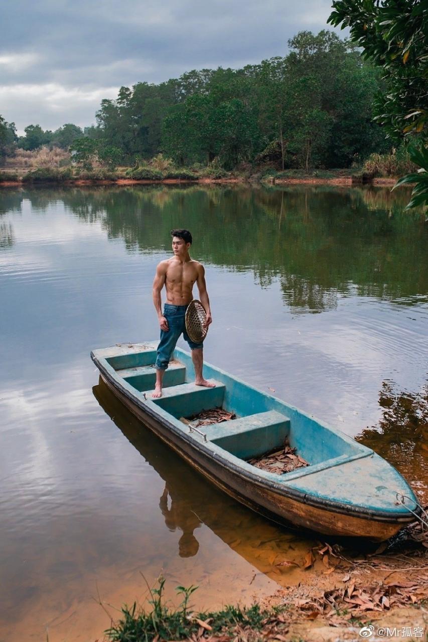 中国肌肉男模雁鸣湖畔拍摄的写真照片