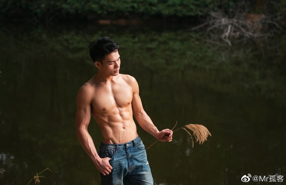 中国肌肉男模雁鸣湖畔拍摄的写真照片