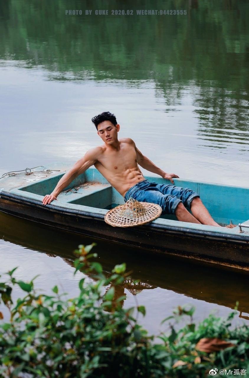中国肌肉男模雁鸣湖畔拍摄的写真照片